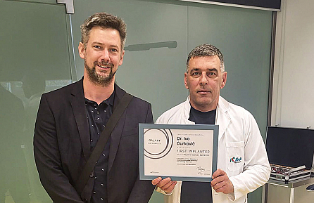 Die iClinic liefert eine weitere Premiere in der Augenheilkunde: Dr. Ivo Ďurkovič, MPH, implantierte als erster Chirurg eine RayOne Galaxy Spiral IOL in der Slowakei