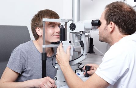 Wie oft werden Augenuntersuchungen von Fachärzten empfohlen?
