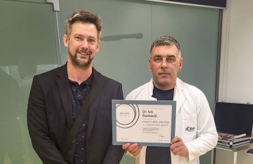 Die iClinic liefert eine weitere Premiere in der Augenheilkunde: Dr. Ivo Ďurkovič, MPH, implantierte als erster Chirurg eine RayOne Galaxy Spiral IOL in der Slowakei