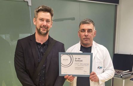 Die iClinic liefert eine weitere Premiere in der Augenheilkunde: Dr. Ivo Ďurkovič, MPH, implantierte als erster Chirurg eine RayOne Galaxy Spiral IOL in der Slowakei
